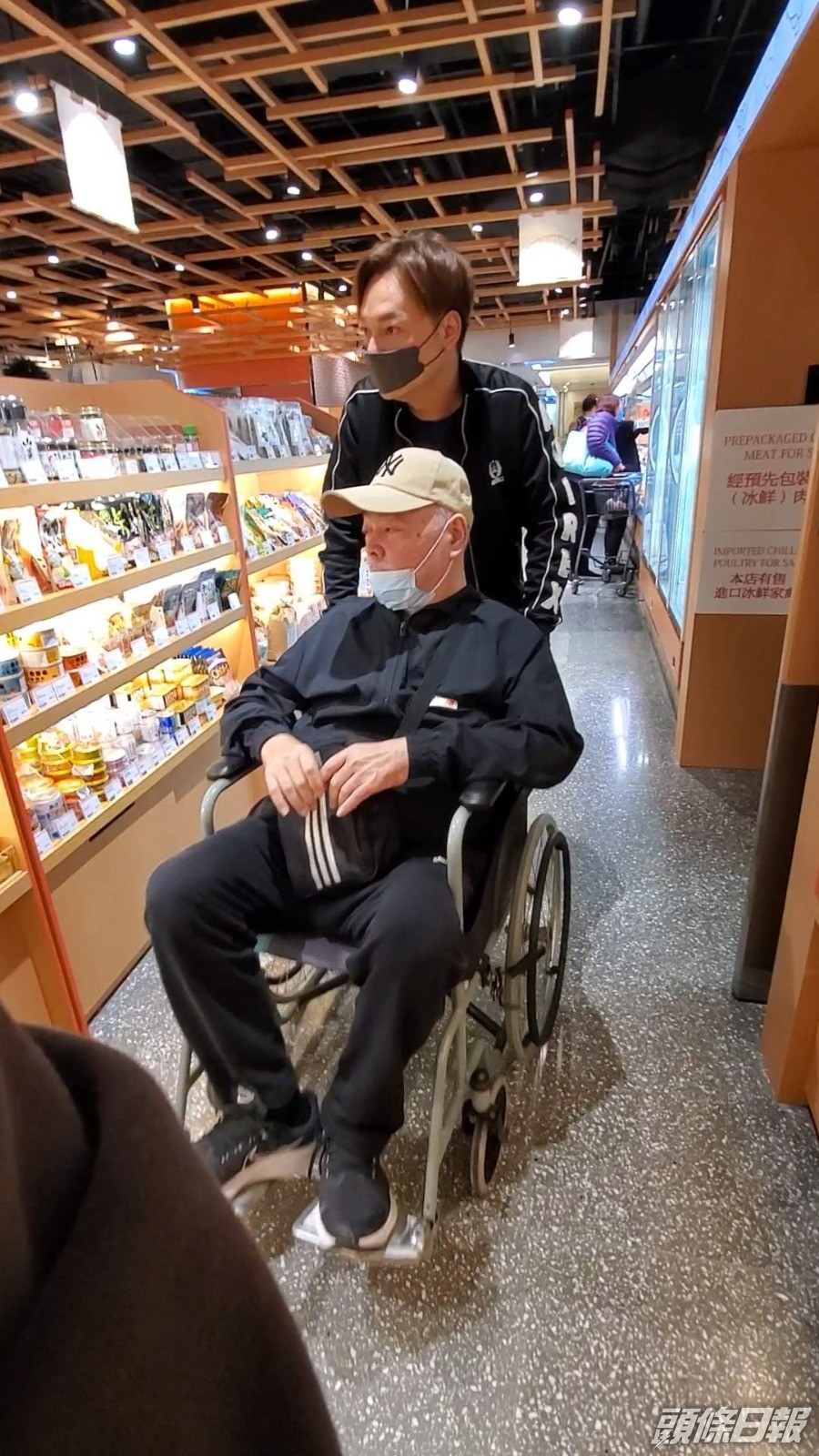 由於口喝,兩人往超市買飲品。